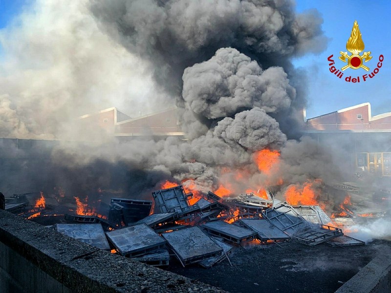 Incendio A Settimo Arpa Nessun Elemento Pericoloso Nei Fumi Torino Oggi