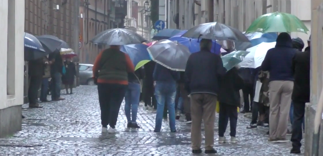 Lo Spettro Della Poverta Aleggia Sui Torinesi Coda Interminabile Fuori Dal Banco Dei Pegni Foto E Video Torino Oggi