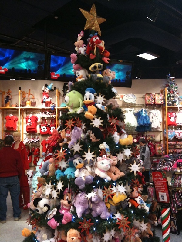 Addobbi Natalizi Disney.Torino Disney Store Regala Un Peluche Ai Bambini In Difficolta Torino Oggi