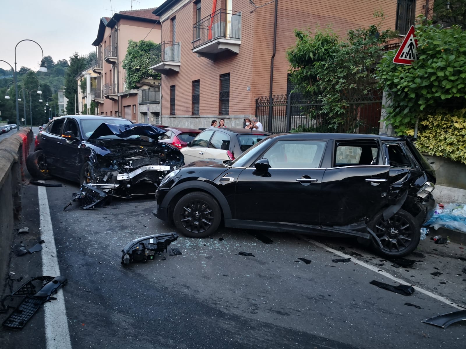 Sbanda E Distrugge Le Auto In Sosta Chiuso Al Traffico Una Parte Di Corso Quintino Sella Foto Torino Oggi