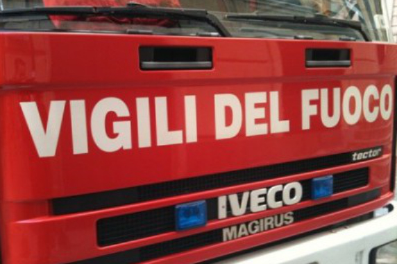 Operaio trovato schiacciato sotto balle di polietilene: è morto Operaio trovato schiacciato sotto balle di polietilene: è morto