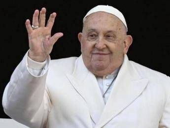 Papa, nuovo blitz nella Basilica di San Pietro: breve saluto ai pellegrini americani Papa, nuovo blitz nella Basilica di San Pietro: breve saluto ai pellegrini americani