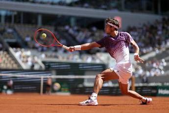 Roland Garros, paura per raccattapalle: Svajda lo colpisce, cos'è successo Roland Garros, paura per raccattapalle: Svajda lo colpisce, cos'è successo