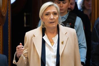 Marine Le Pen alla sbarra il 7 luglio, il futuro presidenziale: "Combatterò per le mie idee" Marine Le Pen alla sbarra il 7 luglio, il futuro presidenziale: "Combatterò per le mie idee"