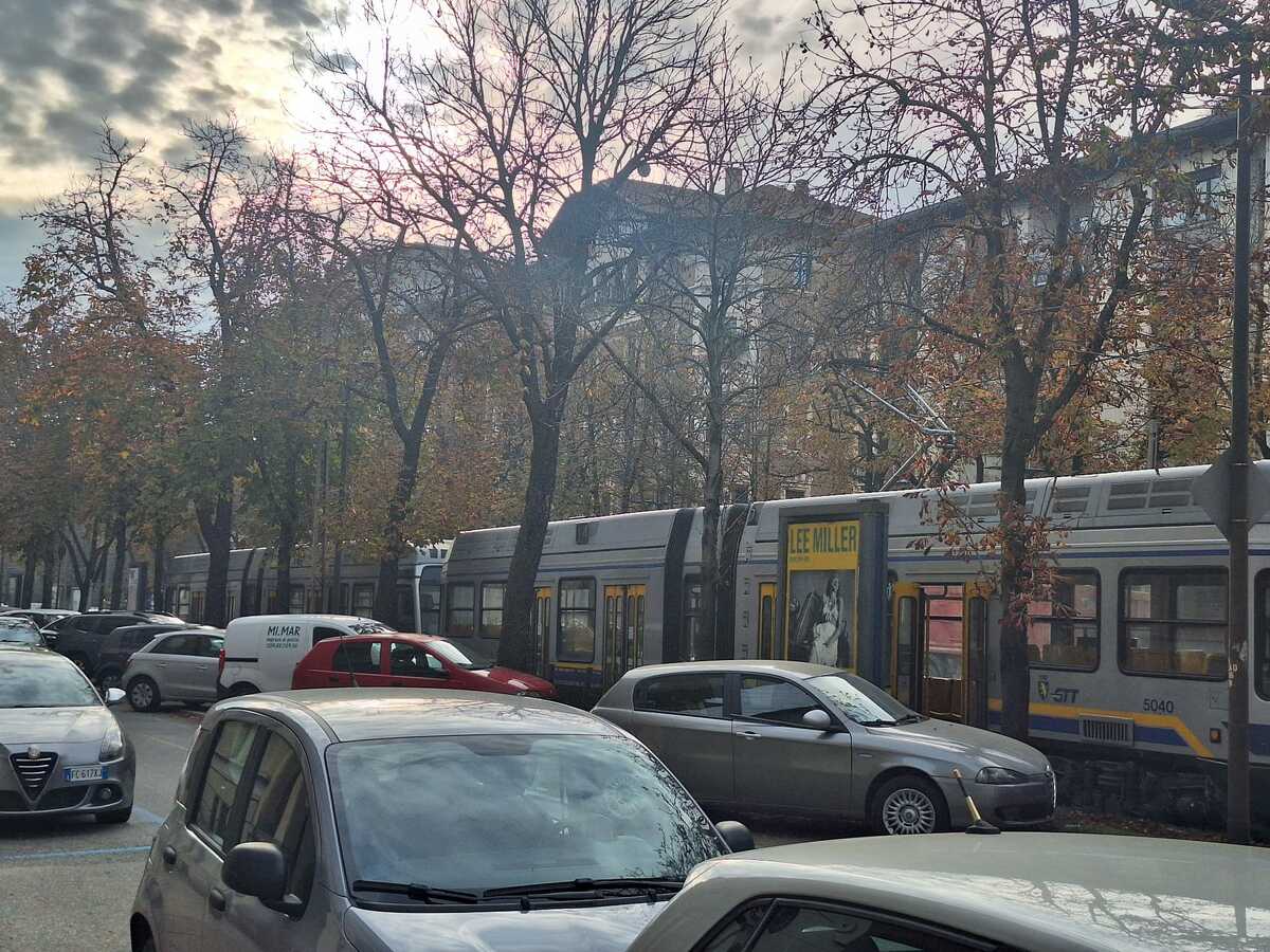 Guasto ai freni sul 16: tram fermi in coda lungo corso Luigi Einaudi