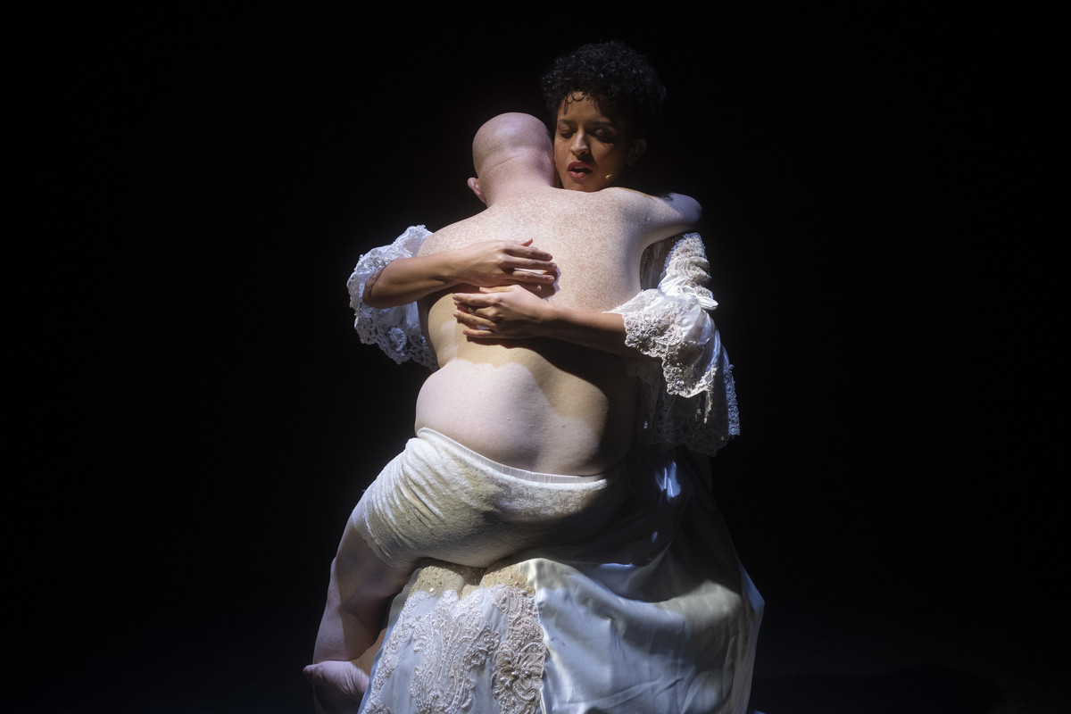 “Amor” floresce em Fonderie Limone, performance teatral de Pippo Delbono – Torino Oggi