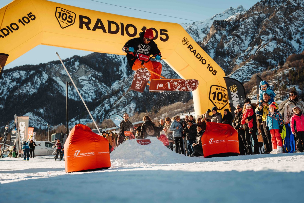 ショー、スポーツ、音楽、エンターテイメントを含む雪上の 5 つのステージ – トリノの今日