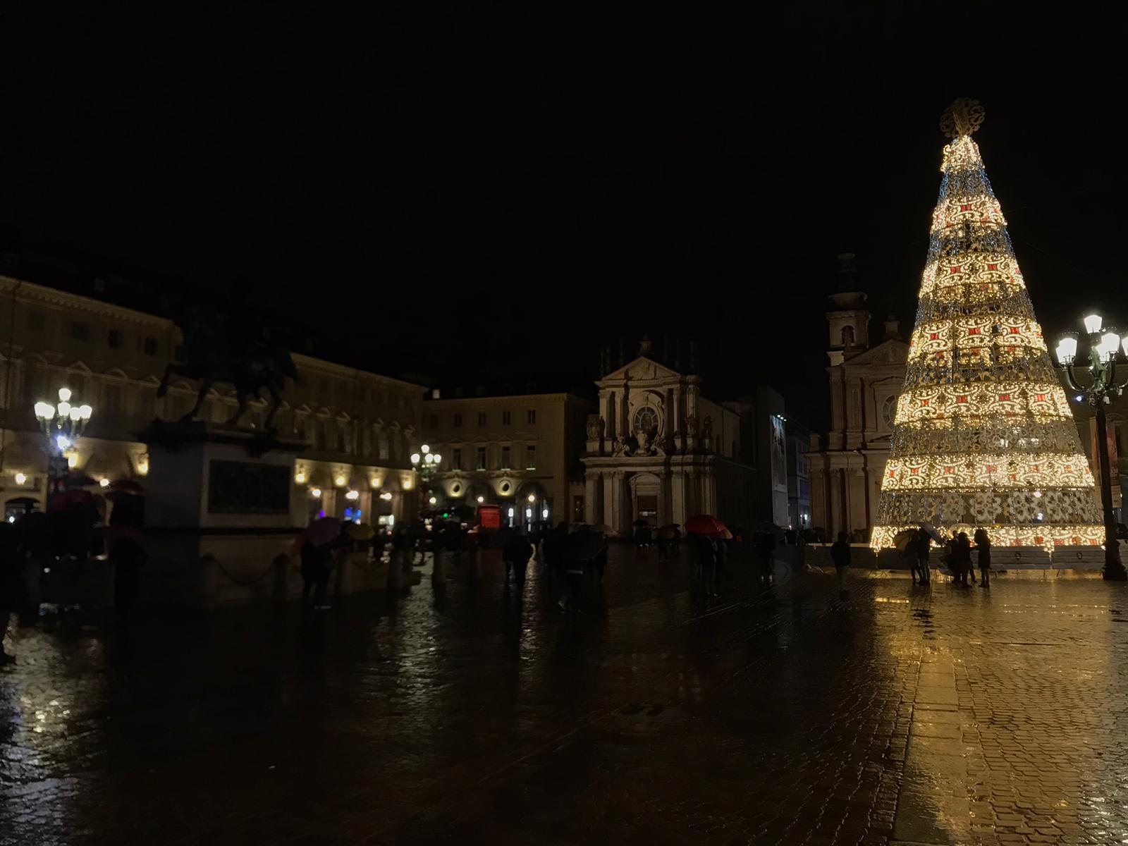 Albero Di Natale A Torino.Si Accende L Albero Di Piazza San Carlo A Torino Si Respira La Magia Del Natale Foto E Video Torino Oggi