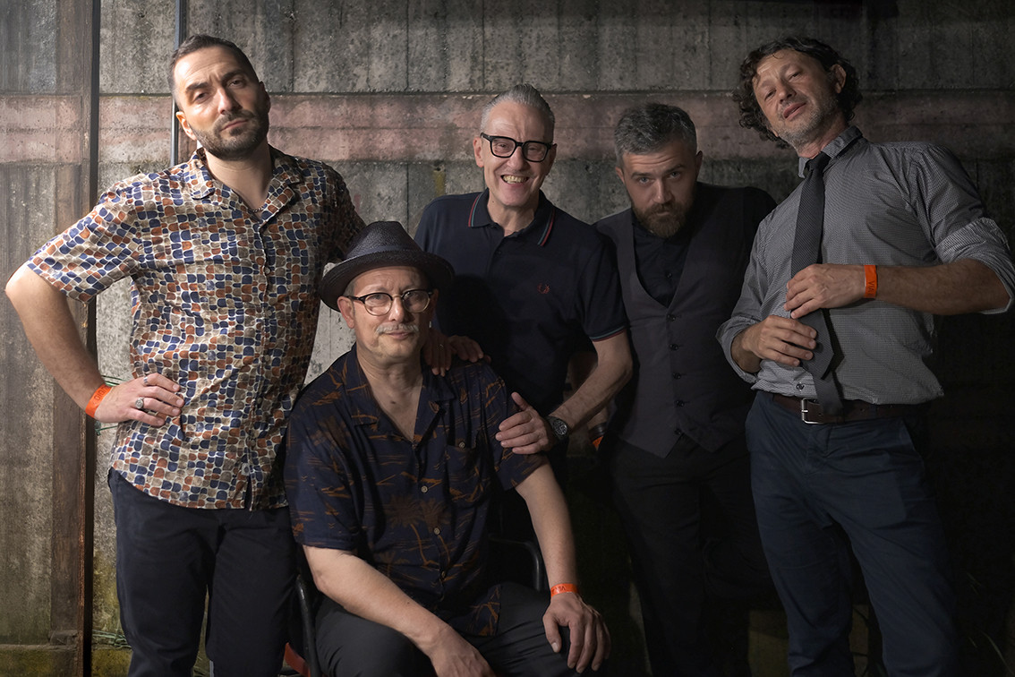 All'Hiroshima, Bunna e Syl sul palco con i The Bluebeaters per il concerto di Raggiungere ODV