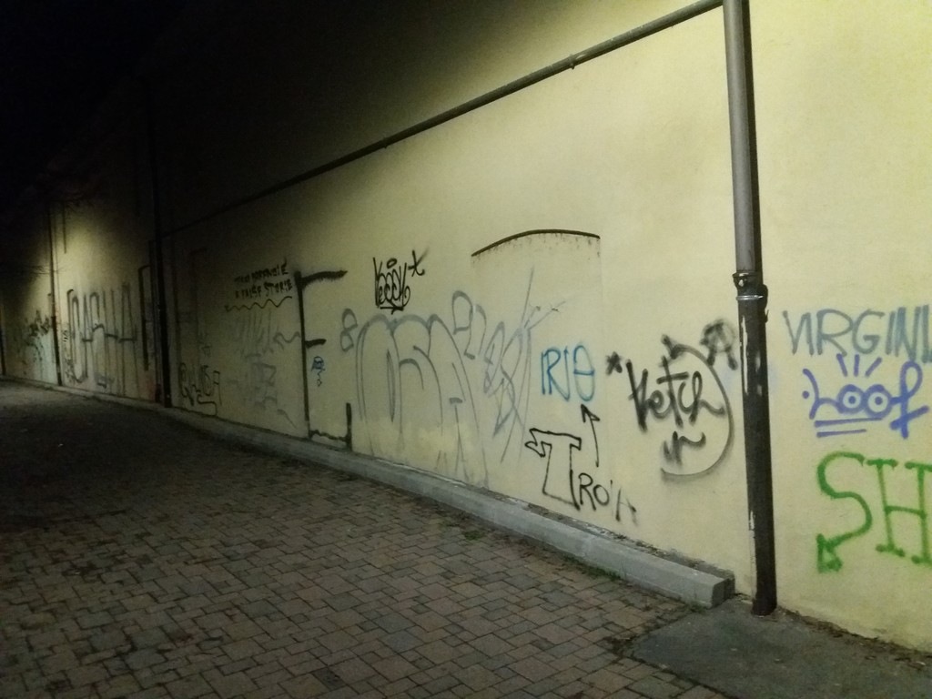 Il triste degrado della Cascina Giajone scritte e muri cadenti a trent