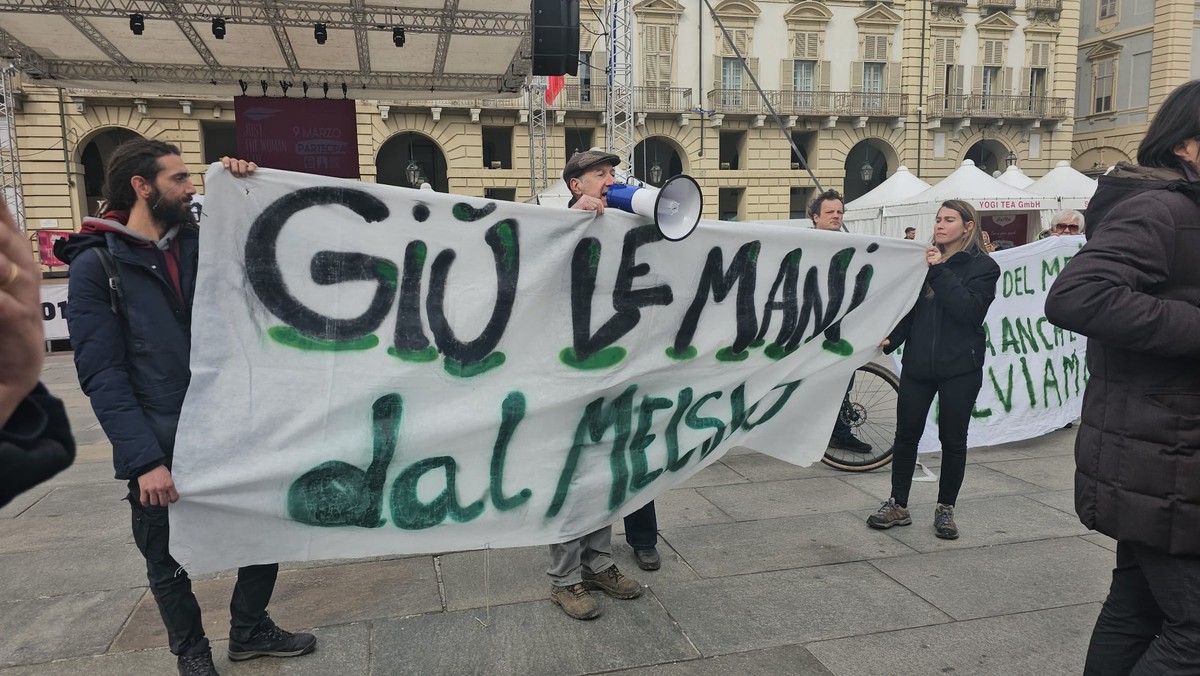 Protesta in piazza con striscioni Protesta in piazza con striscioni