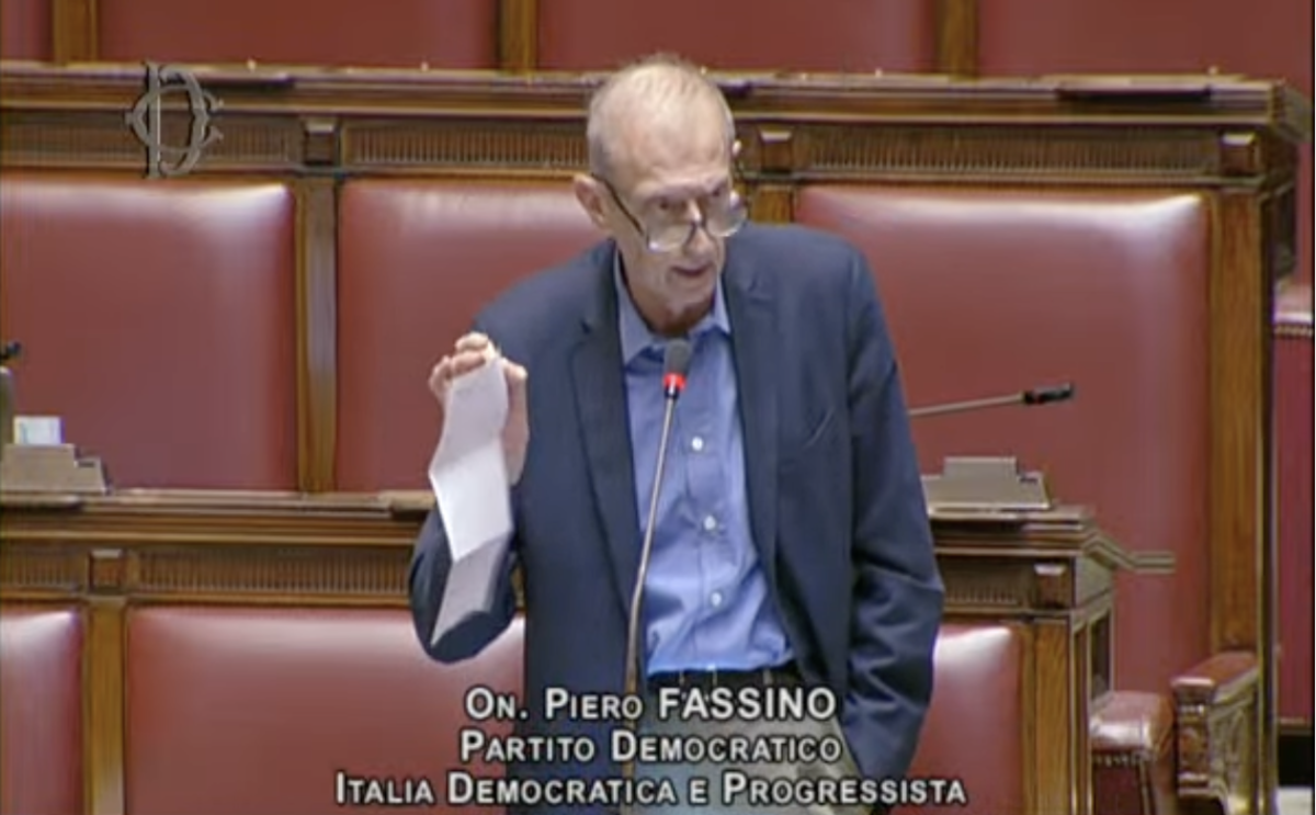 Vitalizi, Fassino sventola la busta paga in Parlamento: “4.718 euro al mese  non è uno stipendio d'oro” - Torino Oggi