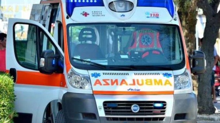 Borgo Vittoria, auto finisce contro un bus della linea 77: feriti in sette, tra loro due bambini