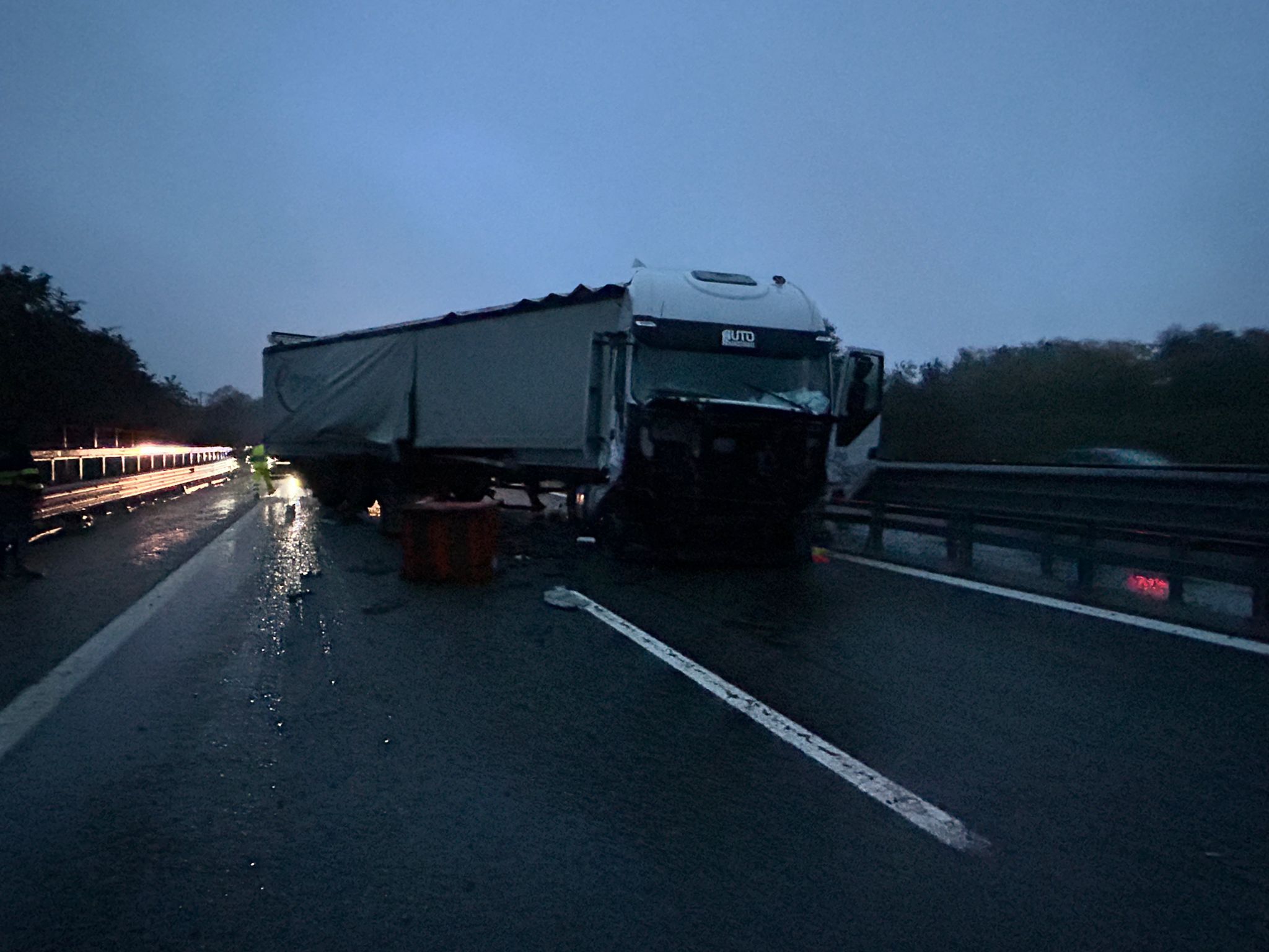 Autoarticolato sbanda sulla A5 Torino-Aosta: traffico in tilt e uscita ...