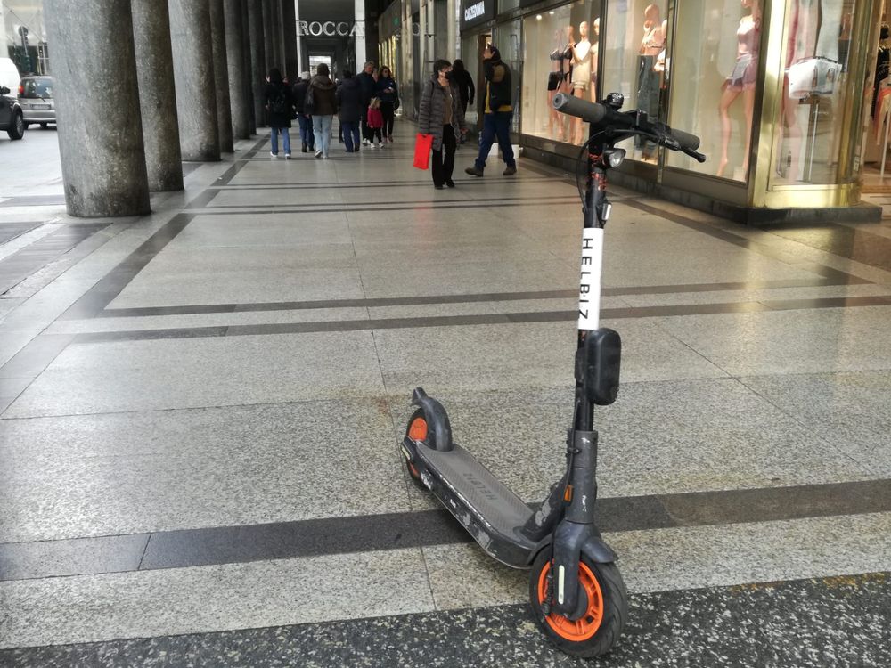 Monopattini, per superare la giungla serve togliere posti alle auto