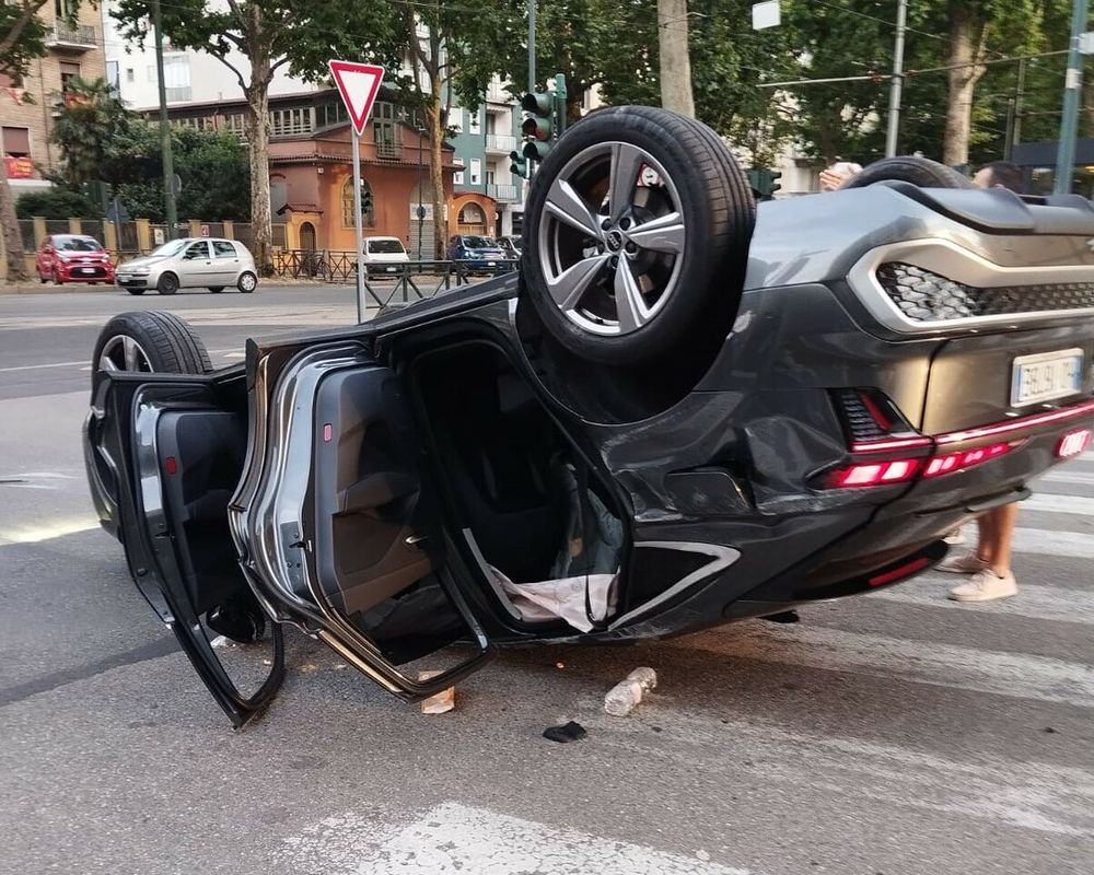 Incidente tra corso Unione Sovietica e via Passo Buole: 4 feriti e momenti di paura Incidente tra corso Unione Sovietica e via Passo Buole: 4 feriti e momenti di paura