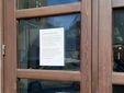 Il cartello sulla porta dell'ambulatorio dei medici di base