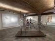 Lo spazio di via Savoia durante la mostra Attraversamenti