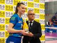 Ungureanu riceve il premio di mvp dal Ds Cicchiello (foto di Christian Bosio)