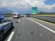 Brutto incidente sull'autostrada A5: auto si ribalta