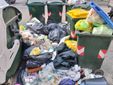 Rifiuti abbandonati tra i bidoni della raccolta differenziata