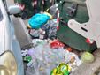 Rifiuti abbandonati tra i bidoni della raccolta differenziata