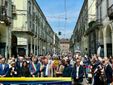 Taglio del nastro della &quot;rinnovata&quot; via Po con le autorità e i rappresentanti delle istituzioni (foto: Confesercenti Torino)
