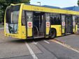 Autobus della linea 43 finisce contro un cancello