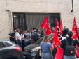 Protesta davanti alla sede Adecco di Torino
