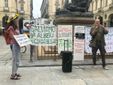 Protesta degli ambientalisti davanti al Comune di Torino