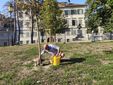 Enrico si prende cura dei giardini del Borgo Nuovo