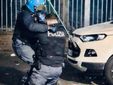 L'agente soccorso da un  collega dopo essere stato accerchiato e picchiato [Foto dal profilo social di Alberto Cirio]