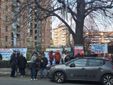 La protesta dei cittadini davanti all'ex Cesm