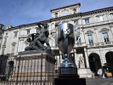 Il trofeo della CEV Champions League tra Palazzo Civico e Grattacielo Piemonte
