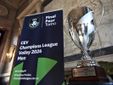 Il trofeo della CEV Champions League tra Palazzo Civico e Grattacielo Piemonte