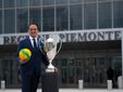 Il trofeo della CEV Champions League tra Palazzo Civico e Grattacielo Piemonte
