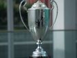 Il trofeo della CEV Champions League tra Palazzo Civico e Grattacielo Piemonte