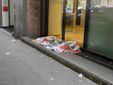 I giacigli davanti alla banca