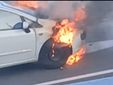 Un'auto in fiamme a Beinasco