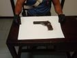 La pistola ritrovata in un campo vicino al luogo dell'omicidio