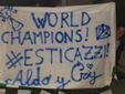 Lo striscione colorito con cui amici e parenti hanno accolto i due a Caselle