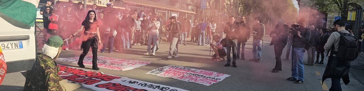 Fumogeni e striscioni in piazza a Torino