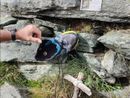 La scarpa e la croce riposizionate al Colle Manzol