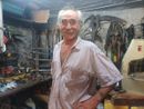 Pino Costa nella sua fucina a Lantaret