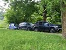Le auto lungo la stradina sterrata che costeggia il Pellice