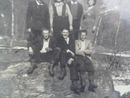 Paul Garnier, in basso a sinistra, con amici