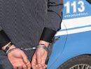 Cerca di strangolare la moglie: scattano le manette per tentato omicidio