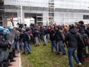 Pro Pal: corteo al via da Porta Susa, poi lancio di uova all'ufficio scolastico regionale. Proteste e tensioni davanti alle Ogr e al Poli [VIDEO]