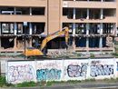 Ex Gondrand, le ruspe abbattono il palazzo occupato da disperati e spacciatori