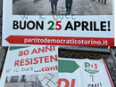 Manifesti imbrattati con scritte e svastiche nazi-fasciste